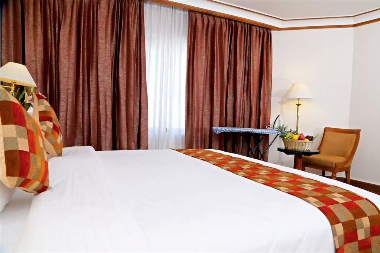 Gokulam Park Hotel Kochi Eksteriør billede